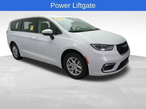Used 2023 Chrysler Pacifica Touring-L FWD image 10