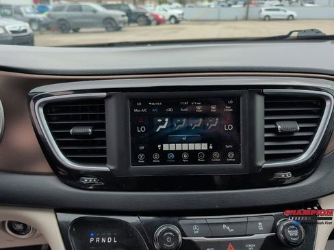 Used 2018 Chrysler Pacifica Touring-L FWD image 22