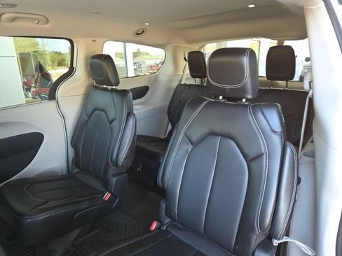 Used 2024 Chrysler Pacifica Touring-L image 20