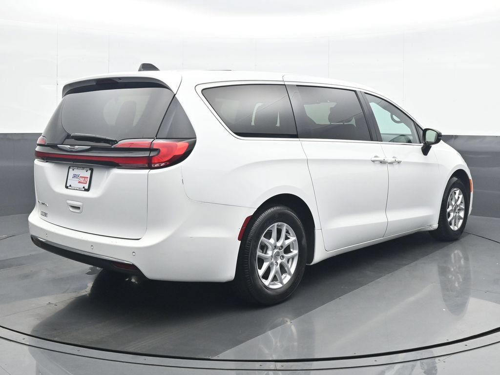 Used 2025 Chrysler Pacifica Select FWD image 6