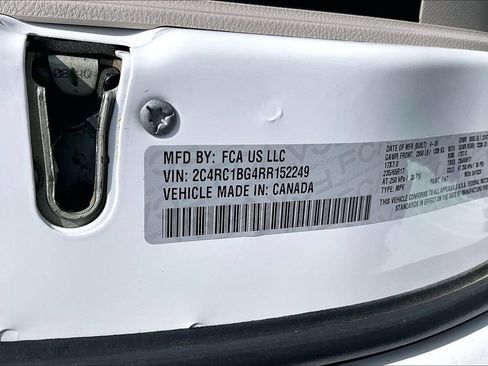 Used 2024 Chrysler Pacifica Touring-L FWD image 3