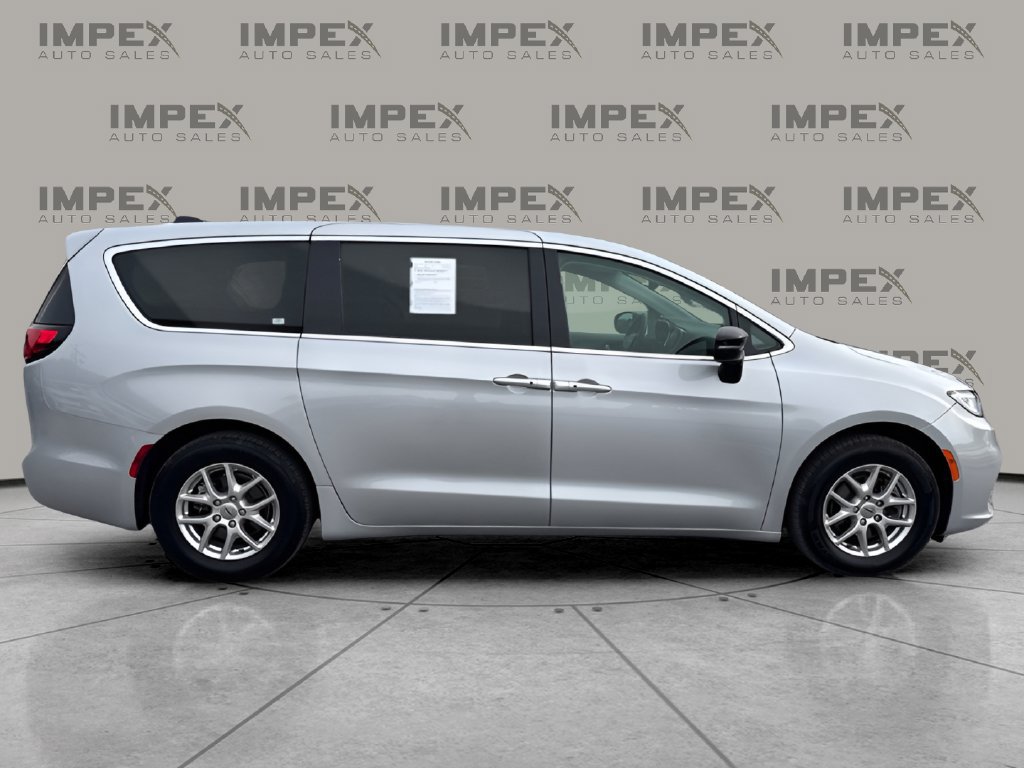 Used 2024 Chrysler Pacifica Touring-L FWD image 6