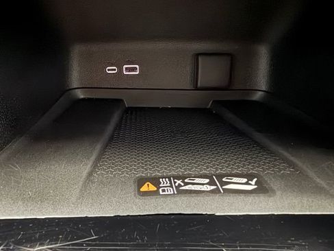 Used 2025 Chevrolet Traverse LT FWD image 19