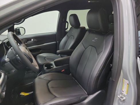 New 2026 Chrysler Pacifica Select w/ S Appearance Package image 11