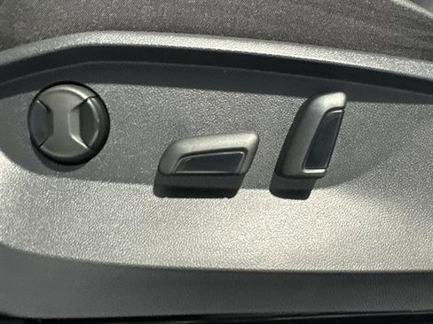 Certified 2022 Volkswagen Tiguan SE image 33