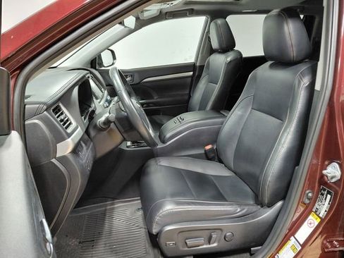 Used 2019 Toyota Highlander XLE AWD/4WD image 3