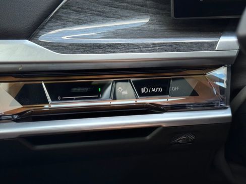 Used 2024 BMW 760i xDrive w/ Premium Package 2 image 34