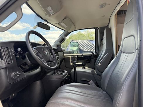 Used 2018 GMC Savana 3500 Extended w/ Power Convenience Package RWD image 4