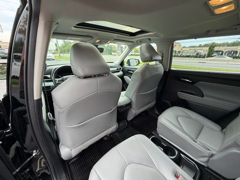 Used 2021 Toyota Highlander XLE image 26