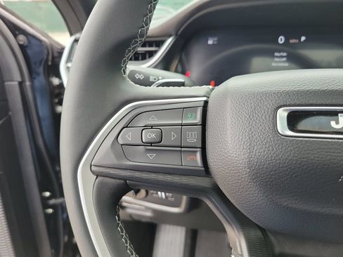 Used 2025 Jeep Grand Cherokee Laredo X RWD image 24