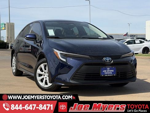 Used 2025 Toyota Corolla LE image 2