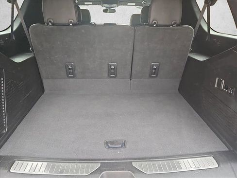 Used 2023 Chevrolet Suburban Premier image 6