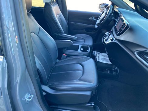 Used 2025 Chrysler Pacifica Select FWD image 24