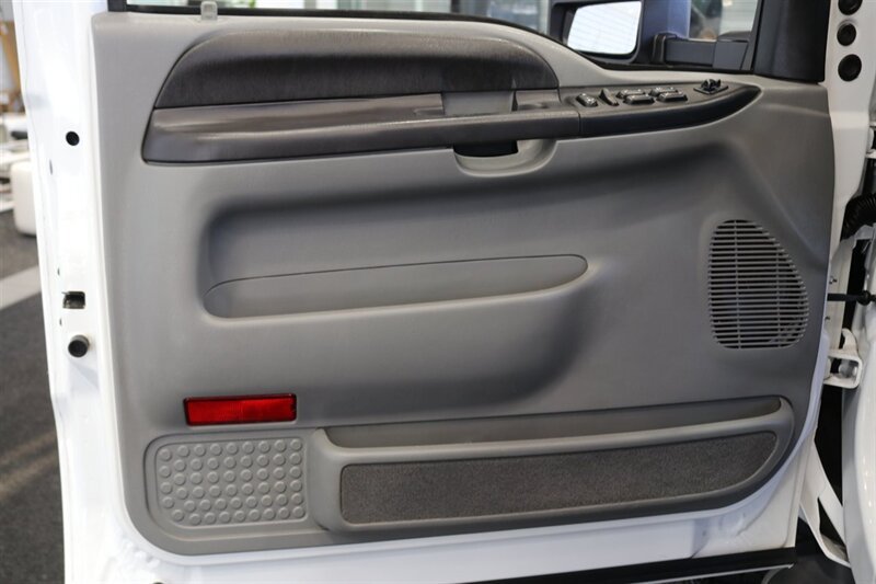 Used 2005 Ford Excursion XLT AWD/4WD image 22