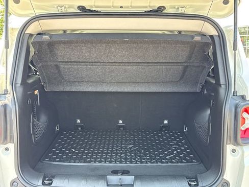 Used 2018 Jeep Renegade Latitude w/ Advanced Technology Group FWD image 12