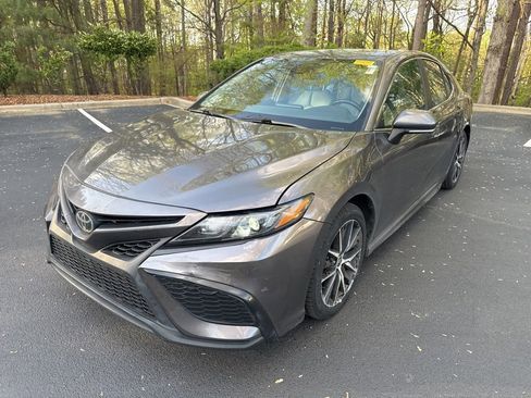 Used 2023 Toyota Camry SE image 12
