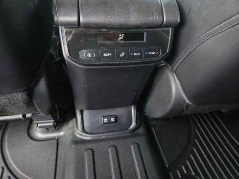 Used 2021 Toyota Highlander XLE FWD image 23