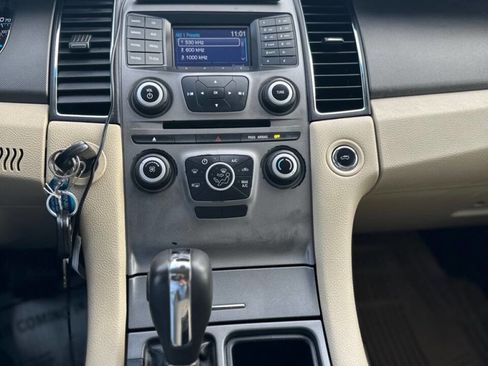 Used 2015 Ford Taurus SE image 16