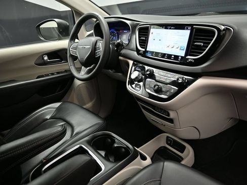 Used 2023 Chrysler Pacifica Touring-L FWD image 14