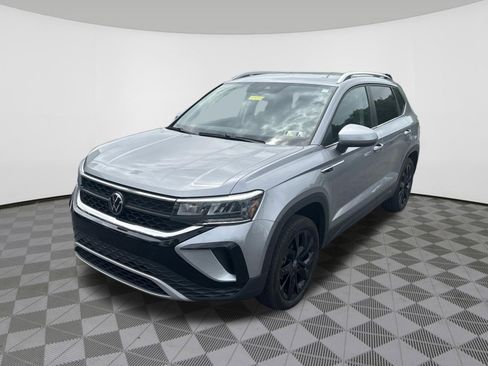 Used 2023 Volkswagen Taos SE w/ Black Wheel Package FWD image 2