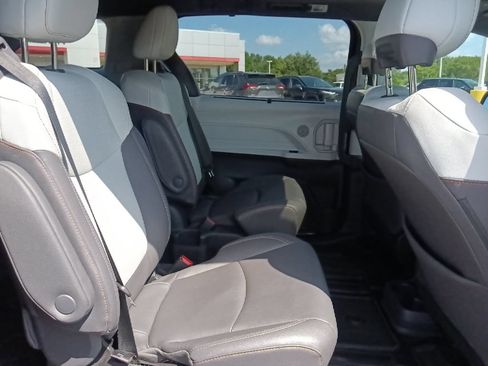 Used 2023 Toyota Sienna XSE FWD image 33