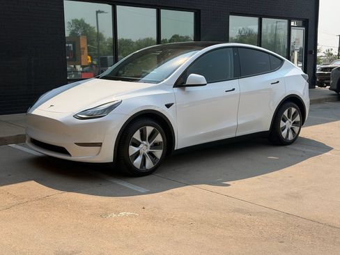 Used 2022 Tesla Model Y Long Range AWD/4WD image 17