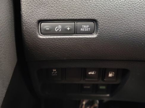 Used 2018 Nissan Rogue SV FWD image 25