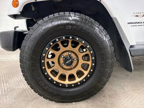 Used 2018 Jeep Wrangler Unlimited Sahara w/ Connectivity Group AWD/4WD image 11