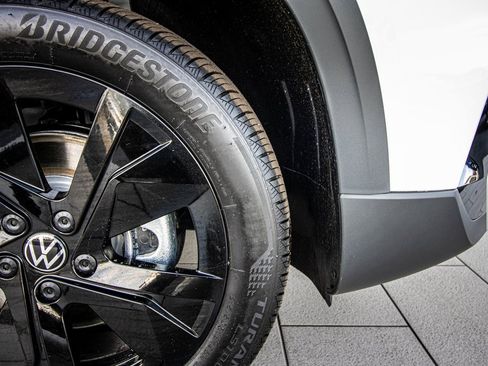 New 2026 Volkswagen Taos SE image 21