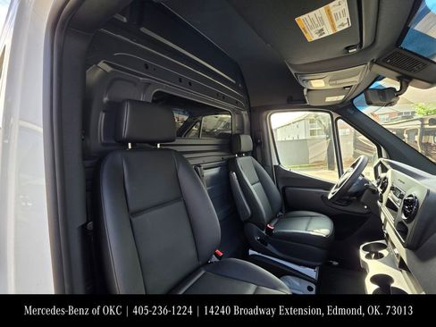 Used 2025 Mercedes-Benz Sprinter 2500 image 13