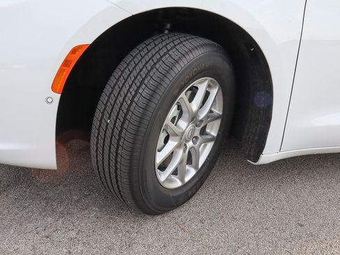 New 2026 Chrysler Pacifica Select image 13