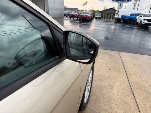 Certified 2017 Ford Focus SE FWD image 9