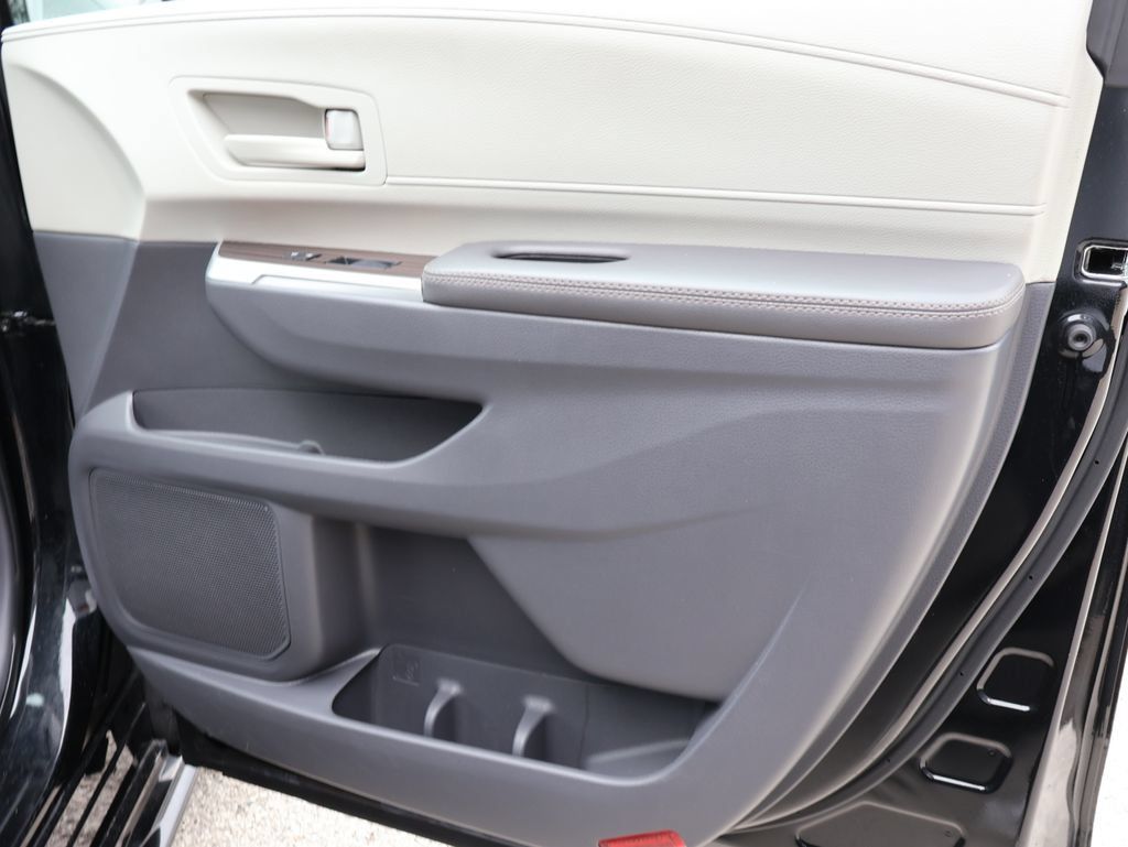 Used 2024 Toyota Sienna LE FWD image 8
