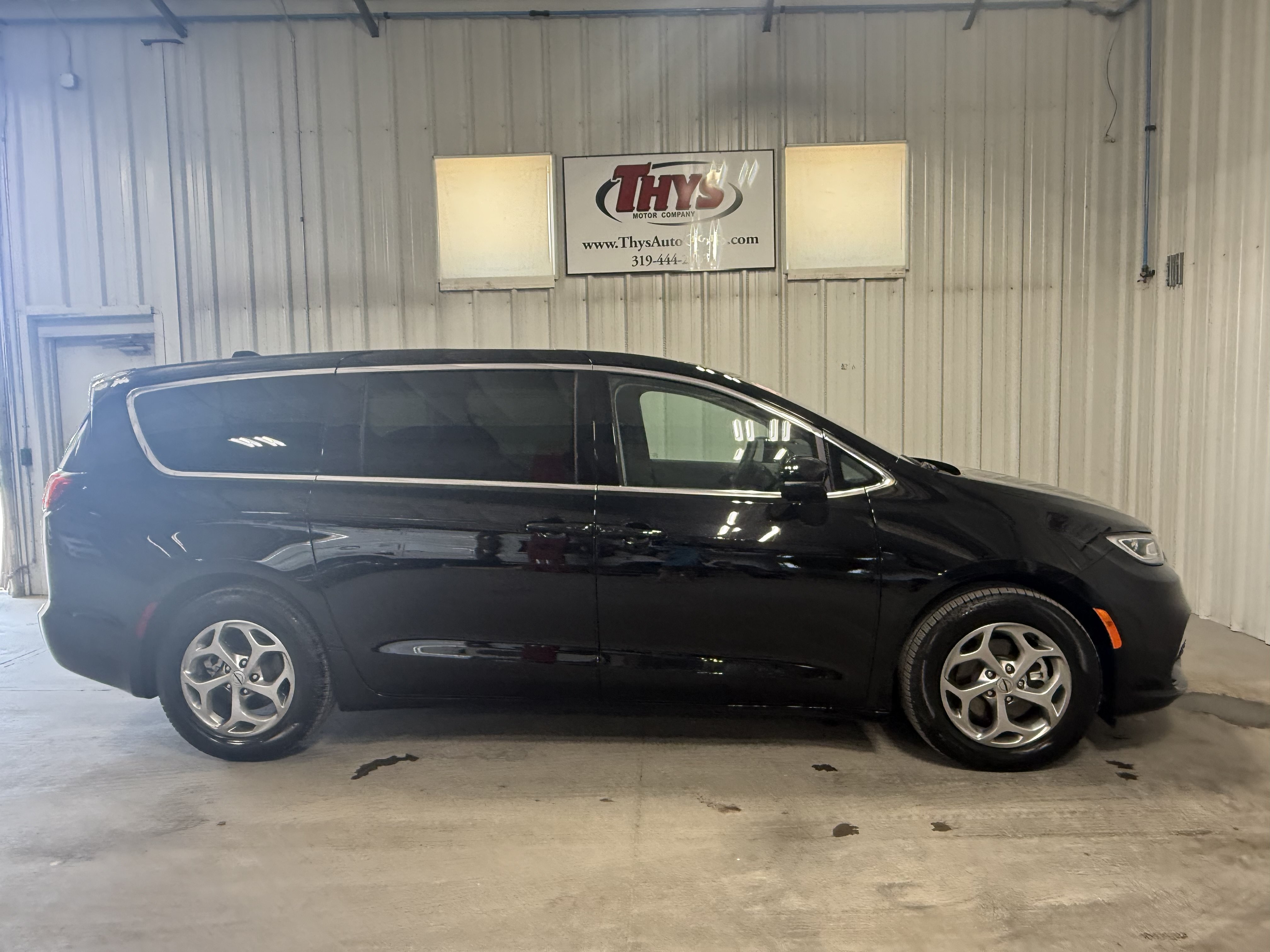 Used 2024 Chrysler Pacifica Limited w/ Trailer Tow Group FWD image 2