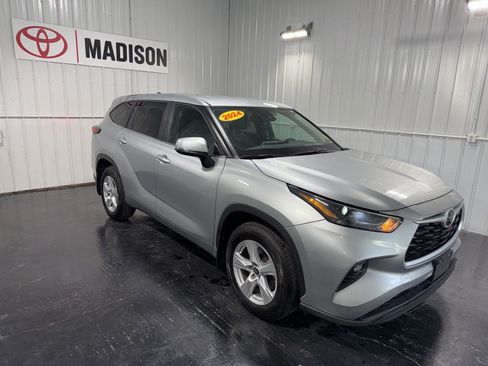 Used 2024 Toyota Highlander LE AWD/4WD image 4