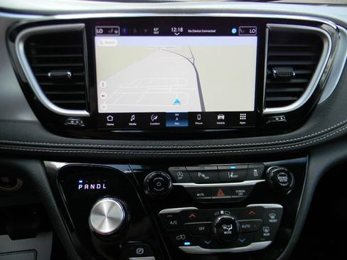 Used 2025 Chrysler Pacifica Limited FWD image 11