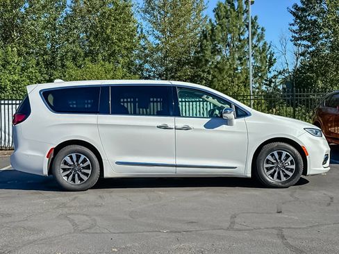 Used 2022 Chrysler Pacifica Limited w/ Uconnect Theater Family Group FWD image 2