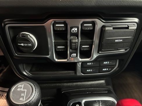 Used 2024 Jeep Wrangler Unlimited Sahara AWD/4WD image 24