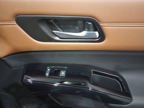 Used 2026 Nissan Pathfinder Platinum w/ Cargo Package image 31