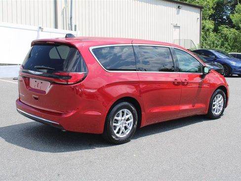 Used 2025 Chrysler Pacifica Select FWD image 8