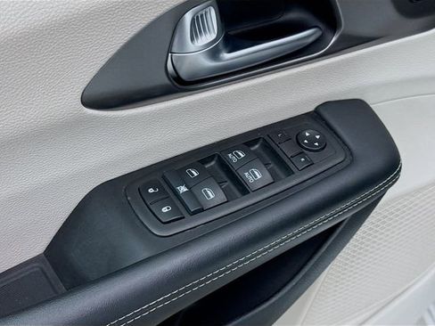 Used 2024 Chrysler Pacifica Touring-L FWD image 17