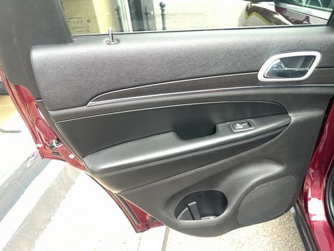 Used 2018 Jeep Grand Cherokee Limited AWD/4WD image 11