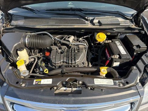 Used 2016 Chrysler Town & Country Touring w/ Driver Convenience Group FWD image 34