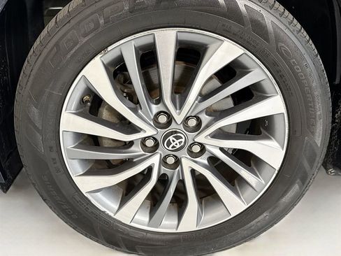 Used 2017 Toyota Corolla XLE FWD image 30