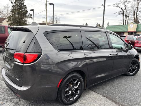 Used 2019 Chrysler Pacifica Touring-L Plus w/ S Appearance Package image 5