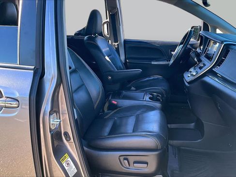Certified 2017 Toyota Sienna SE Premium FWD image 8