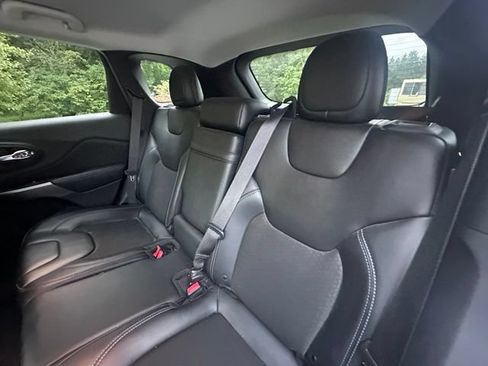 Used 2019 Jeep Cherokee Latitude Plus w/ Trailer Tow Group AWD/4WD image 11