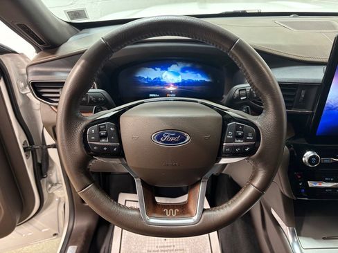 Used 2021 Ford Explorer King Ranch w/ Premium Technology Package image 18