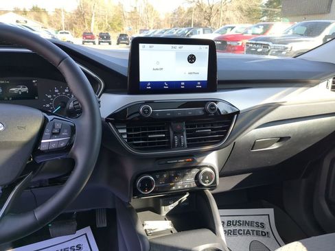 Used 2022 Ford Escape SE w/ SE Sport Appearance Package image 18