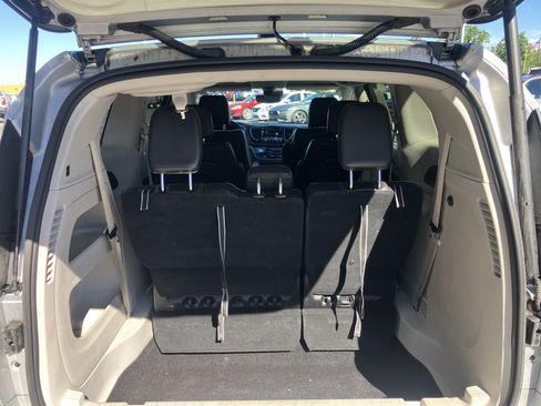 Used 2023 Chrysler Pacifica Touring-L FWD image 13